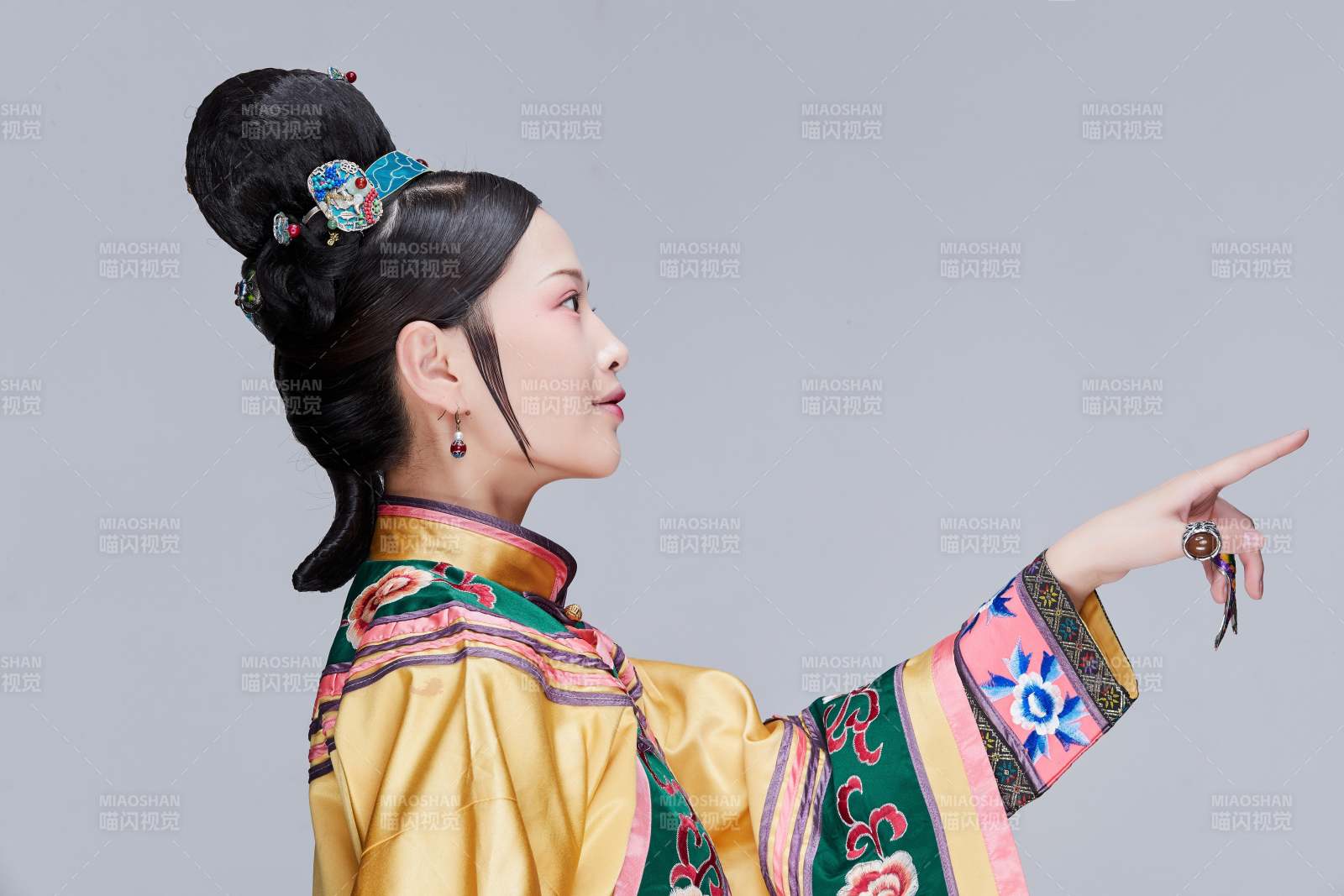 白色背景下的清代女性古裝造型清朝古裝