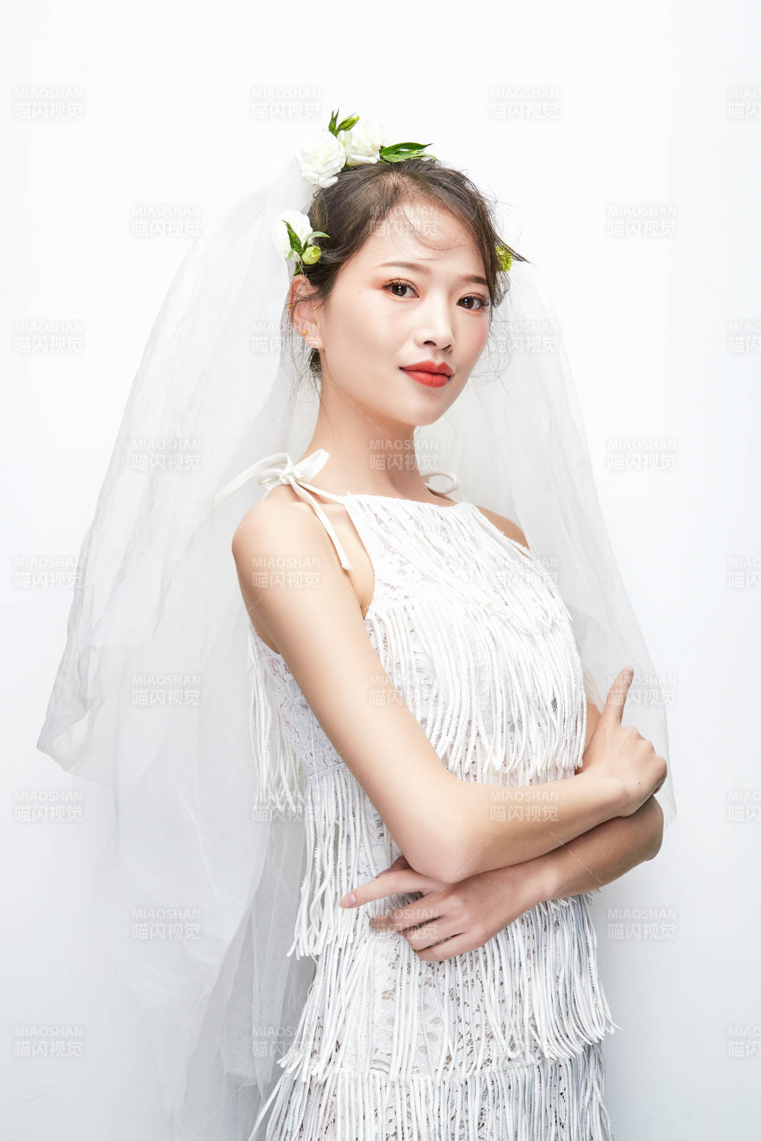 棚拍白色背景下的新娘美妝
