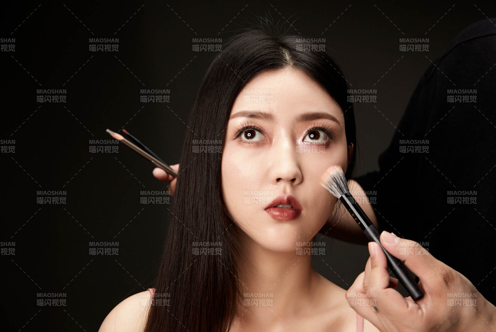 進(jìn)行美妝化妝的化妝師與模特