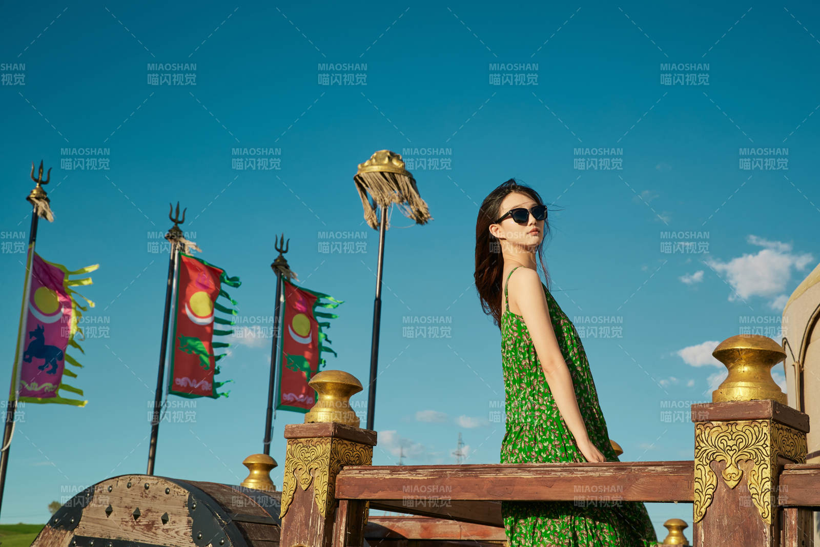 草原濕地公園游玩拍照的亞洲少女