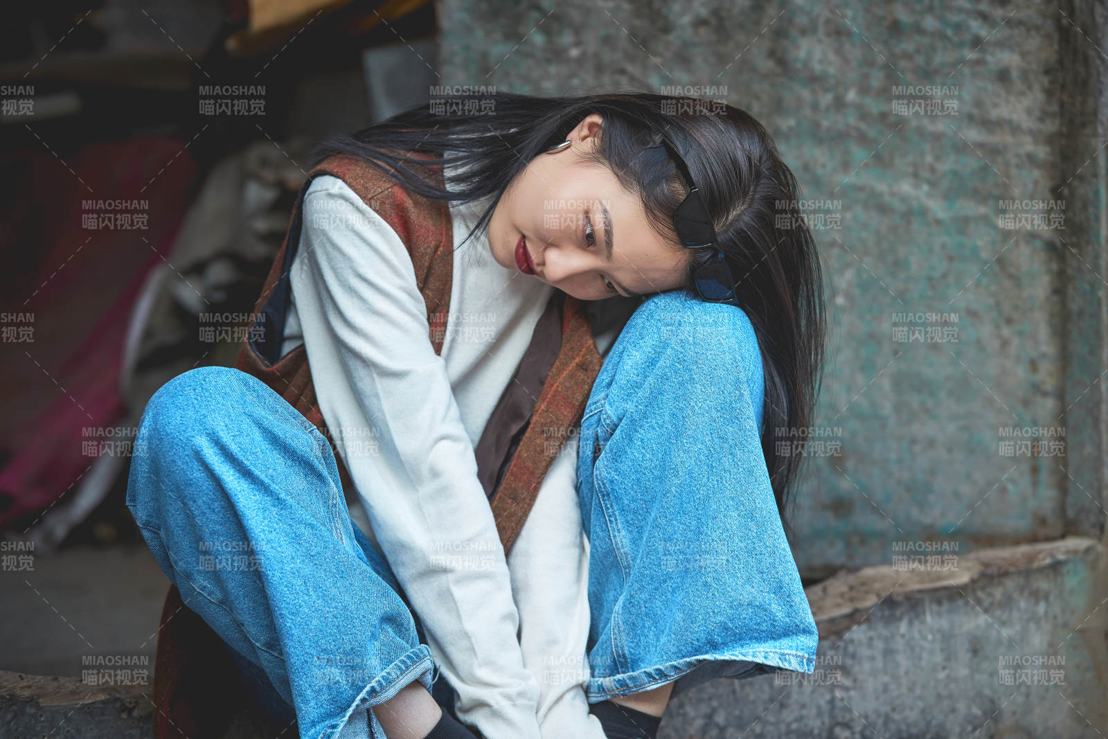 老舊城區(qū)里穿著復古港風的美麗清純少女