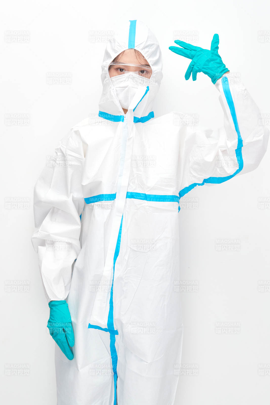 穿白色防護(hù)服佩戴護(hù)目鏡口罩的女性醫(yī)療人員