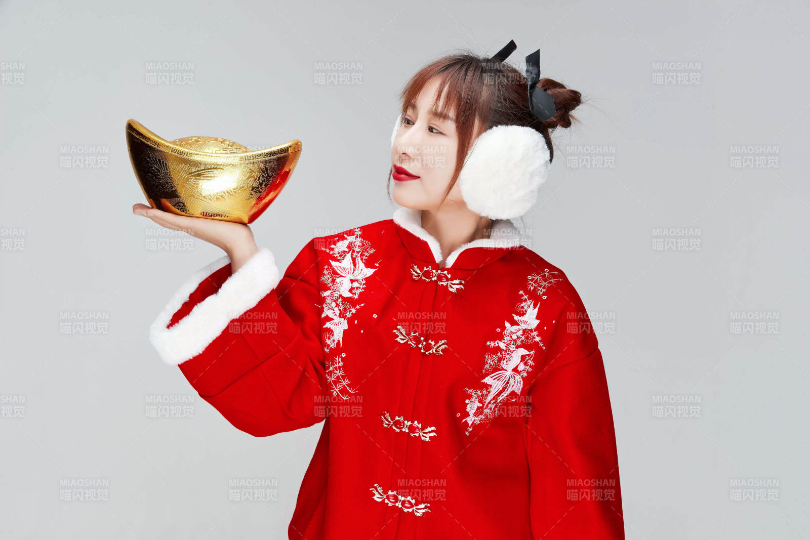 手捧金元寶身穿喜慶漢服的可愛少女