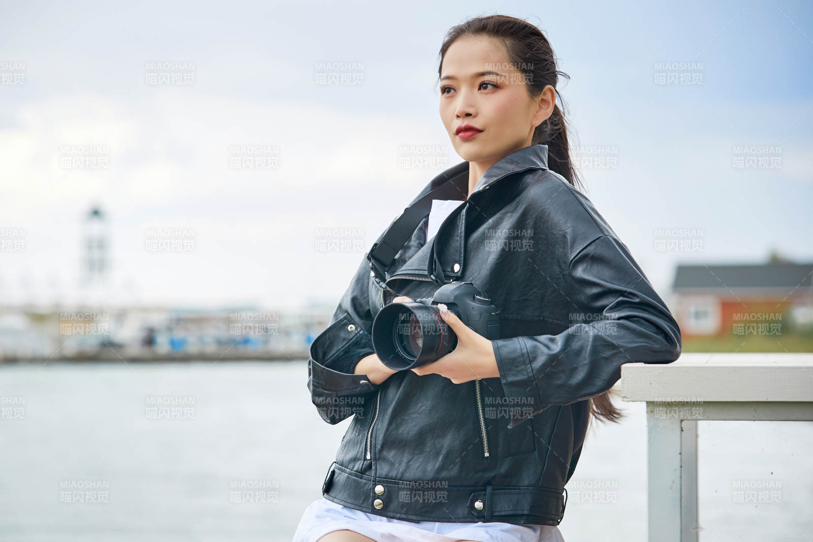 戶外湖畔進行拍攝的亞洲青年女性攝影師