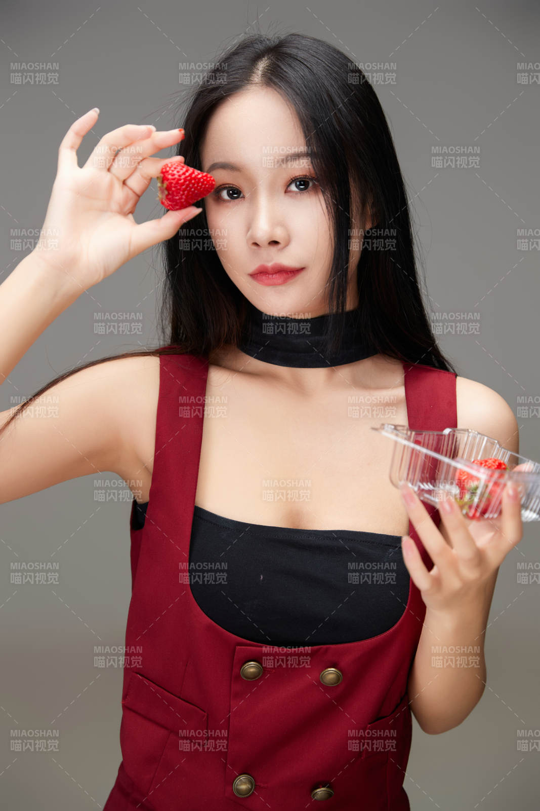 吃水果的亞洲東方長(zhǎng)發(fā)少女