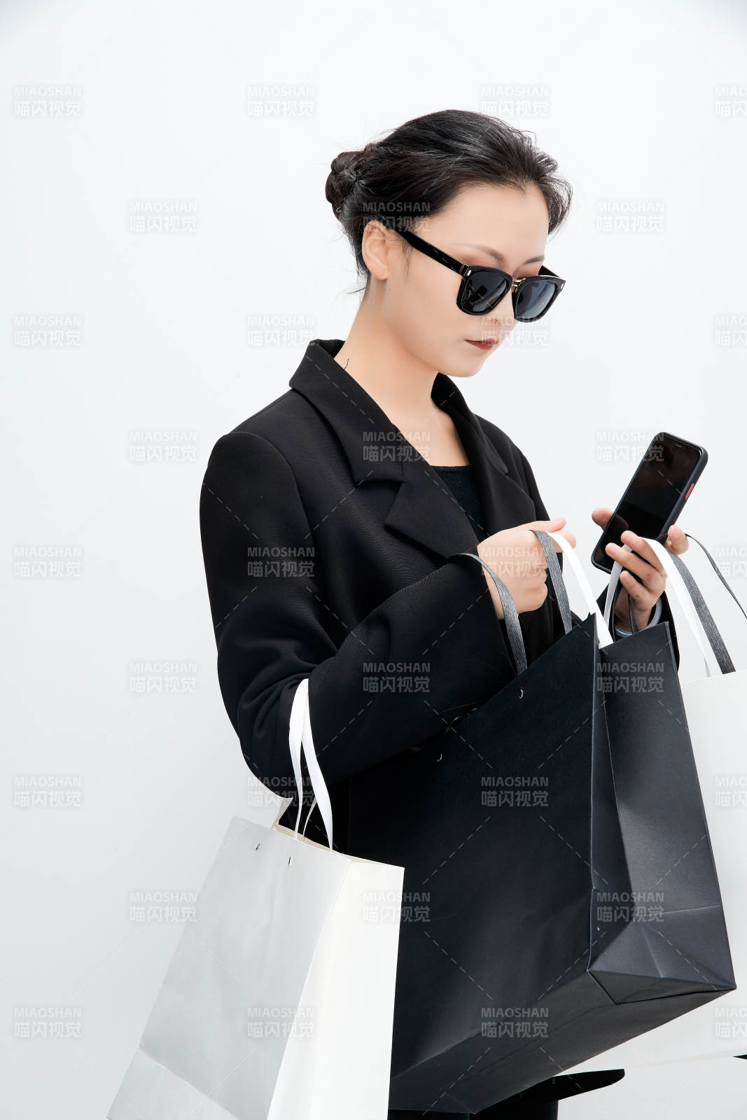 白色背景下手提購物袋時尚美麗的亞洲少女