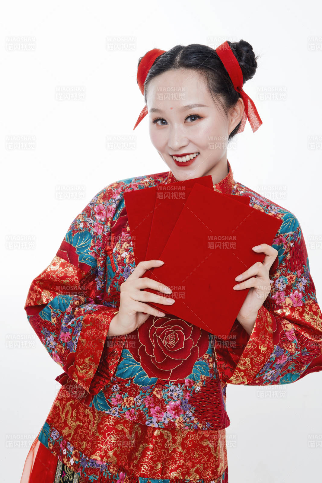 身穿中國傳統服飾的青年女性