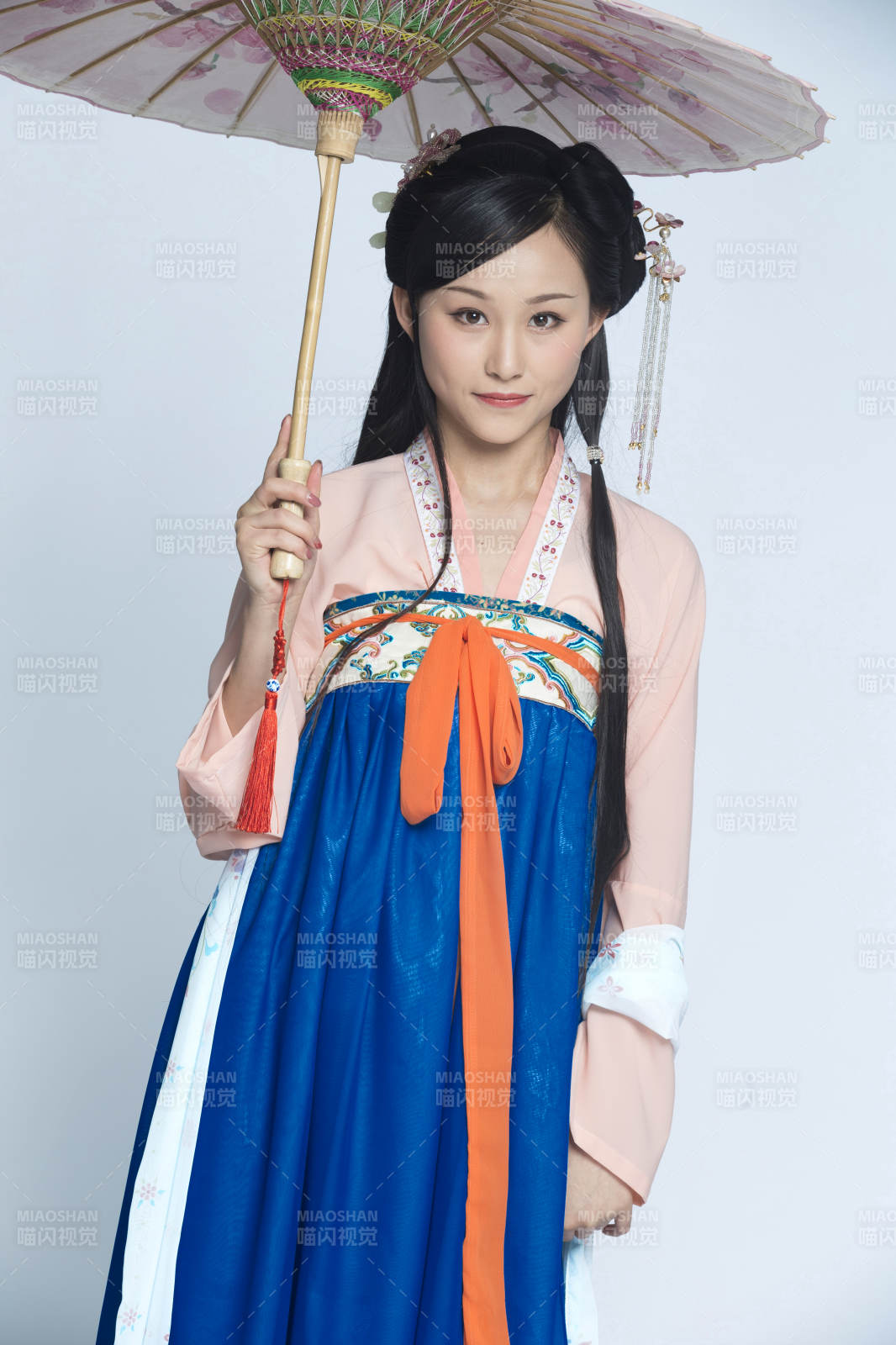 身穿古裝的漢服女性人像漢服影棚拍攝