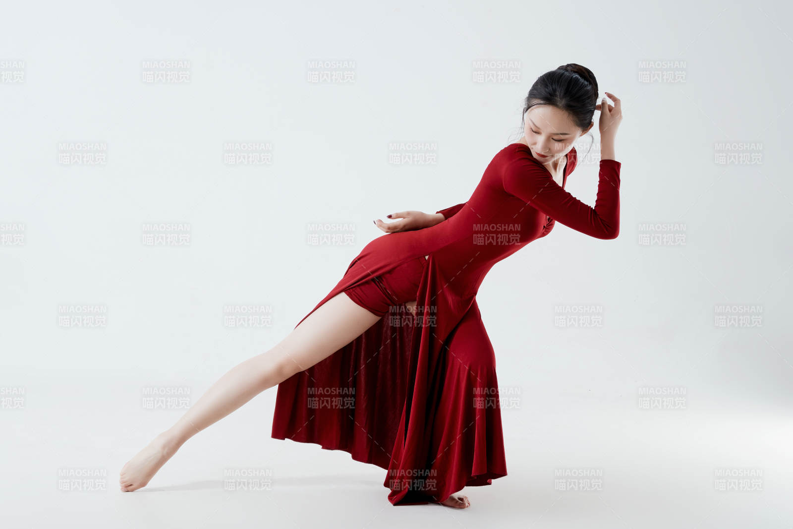 穿著紅色長裙翩翩起舞的少女