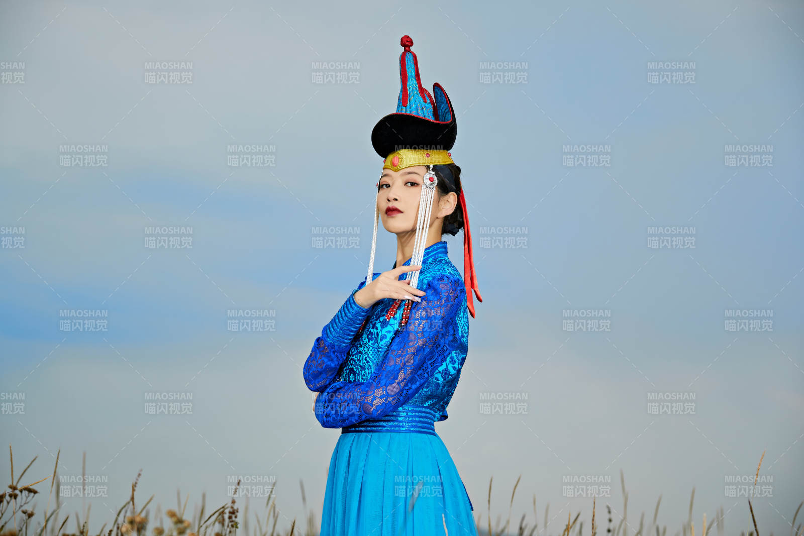 草原上身穿豪華蒙古族服飾的蒙族少女