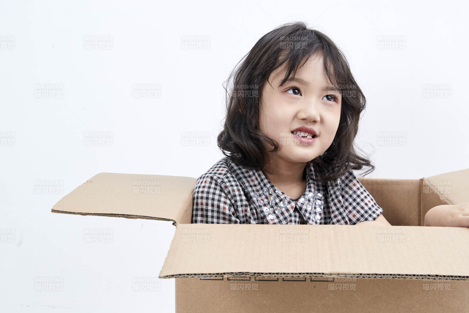 躲在紙箱中玩耍的調皮可愛亞洲小女孩兒童