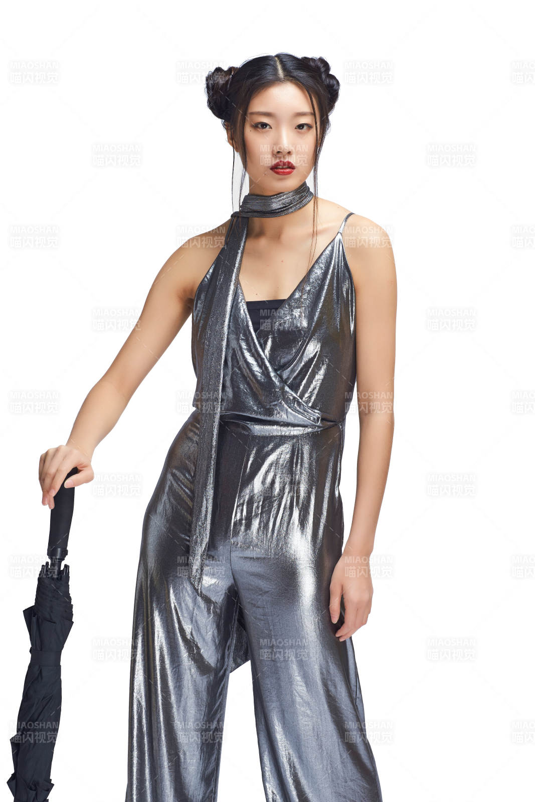 白色背景前的亞洲女性舞者