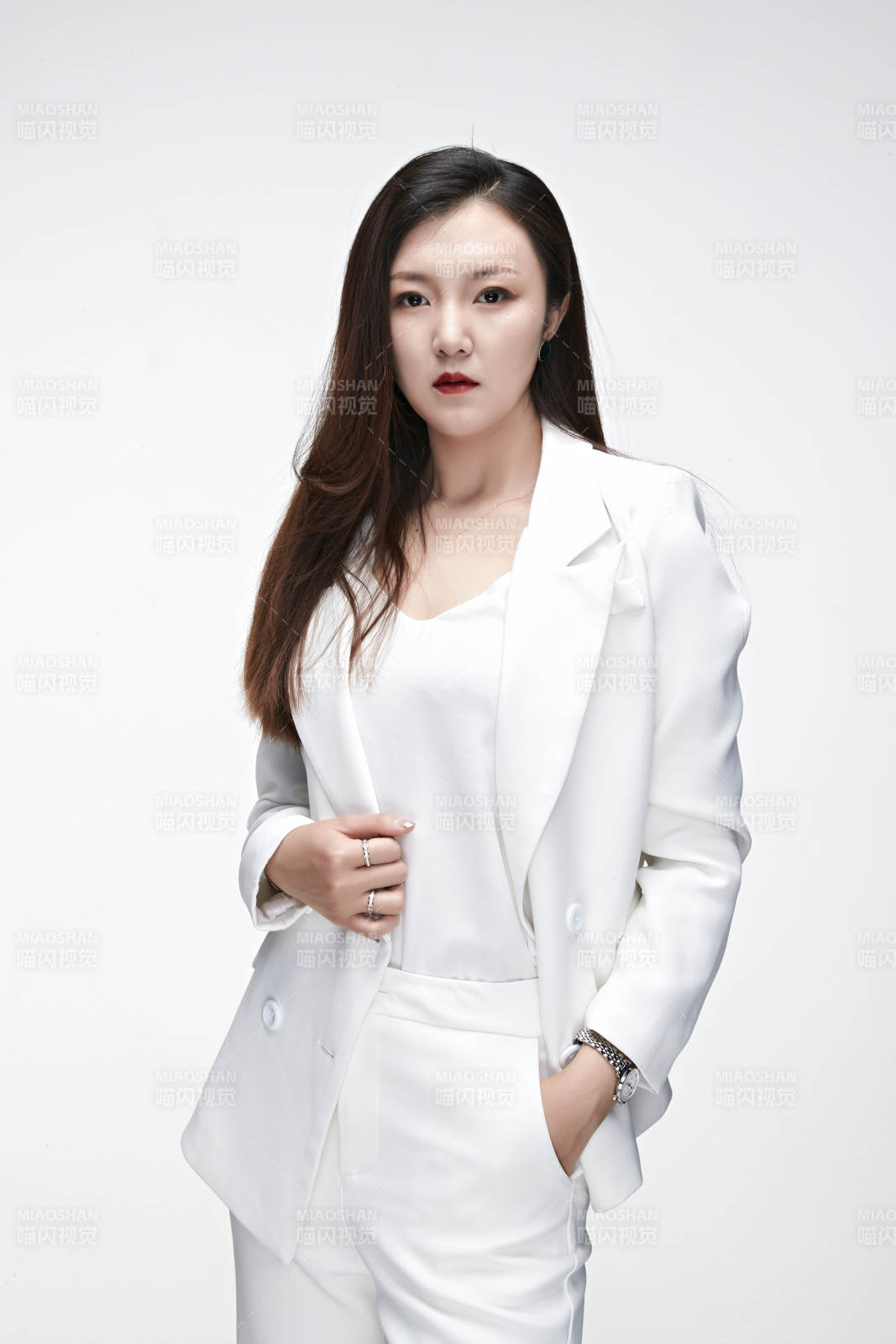 影棚拍攝白色背景亞洲年輕女性商務(wù)人像
