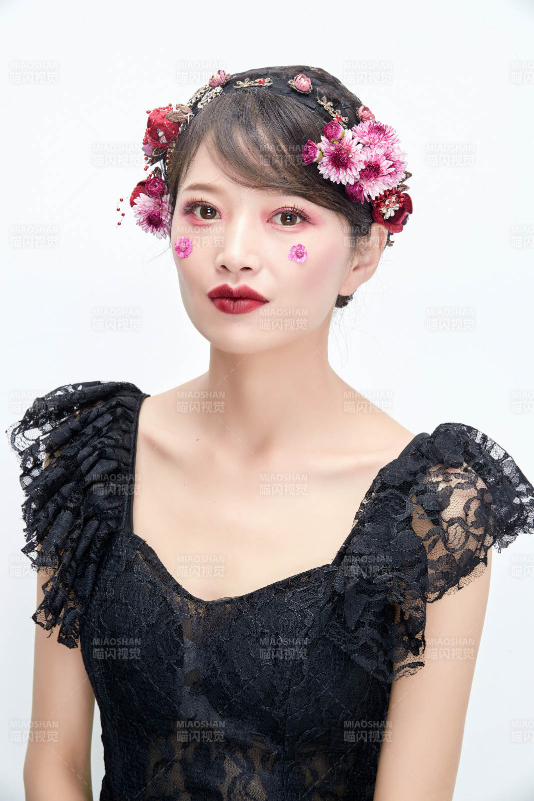 白色背景下的新娘彩妝美女人像