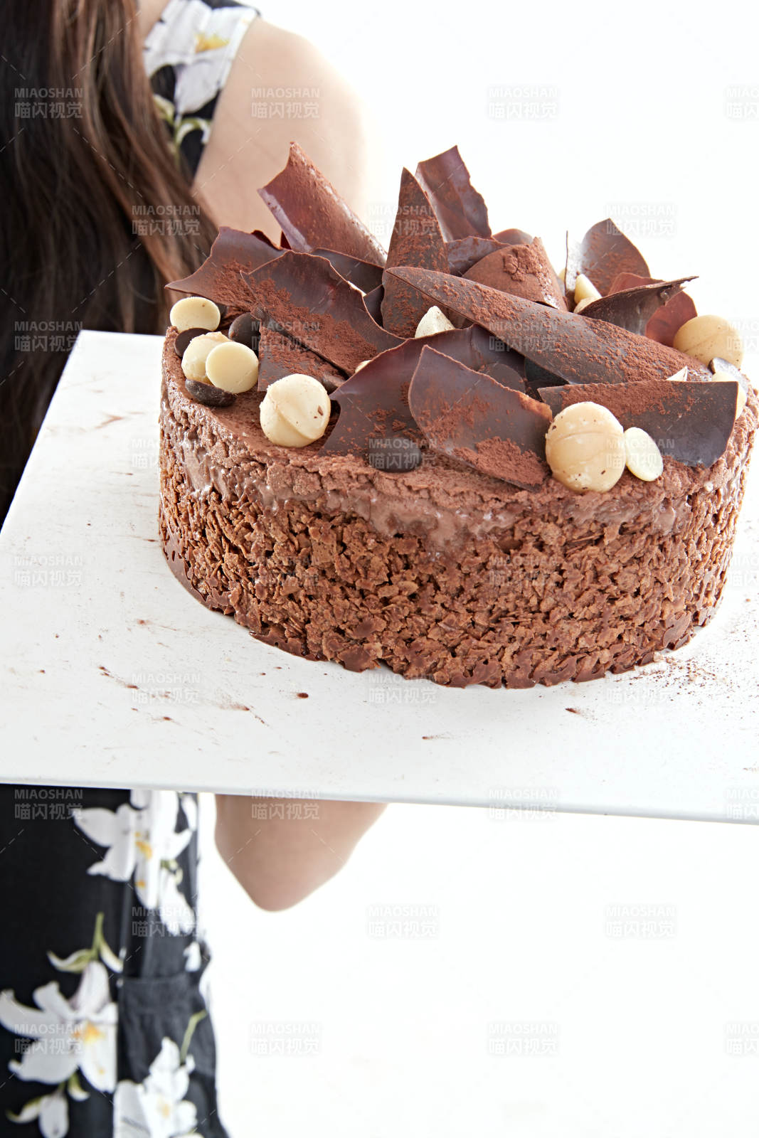 喝紅酒品嘗蛋糕的年輕女性