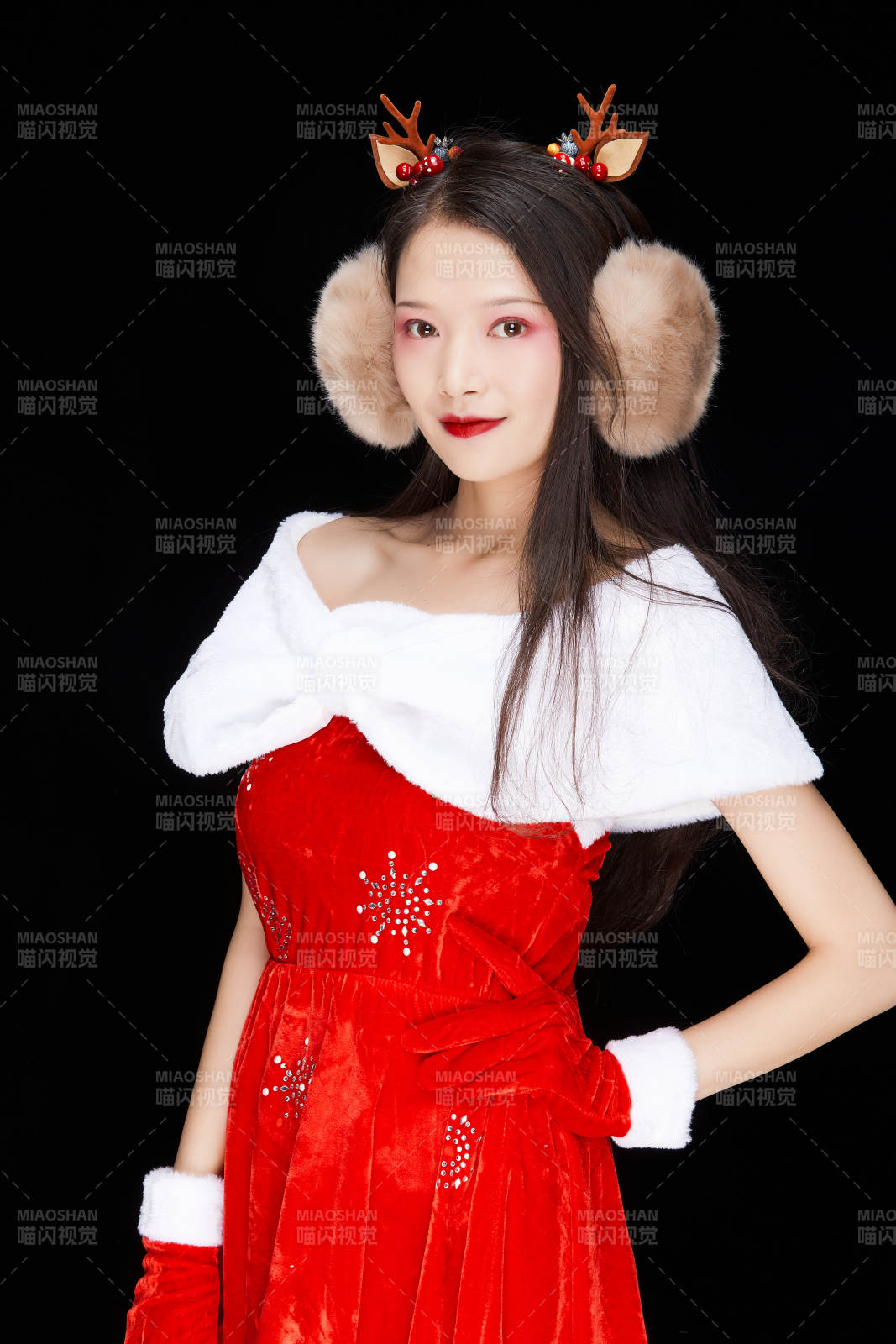 身穿圣誕服飾手提購物袋性感可愛的圣誕女郎