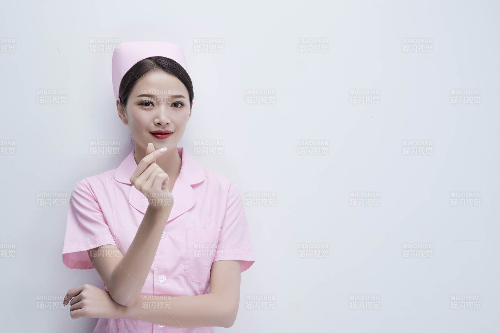 身穿粉色護(hù)士服佩戴聽診器的女性醫(yī)護(hù)人員