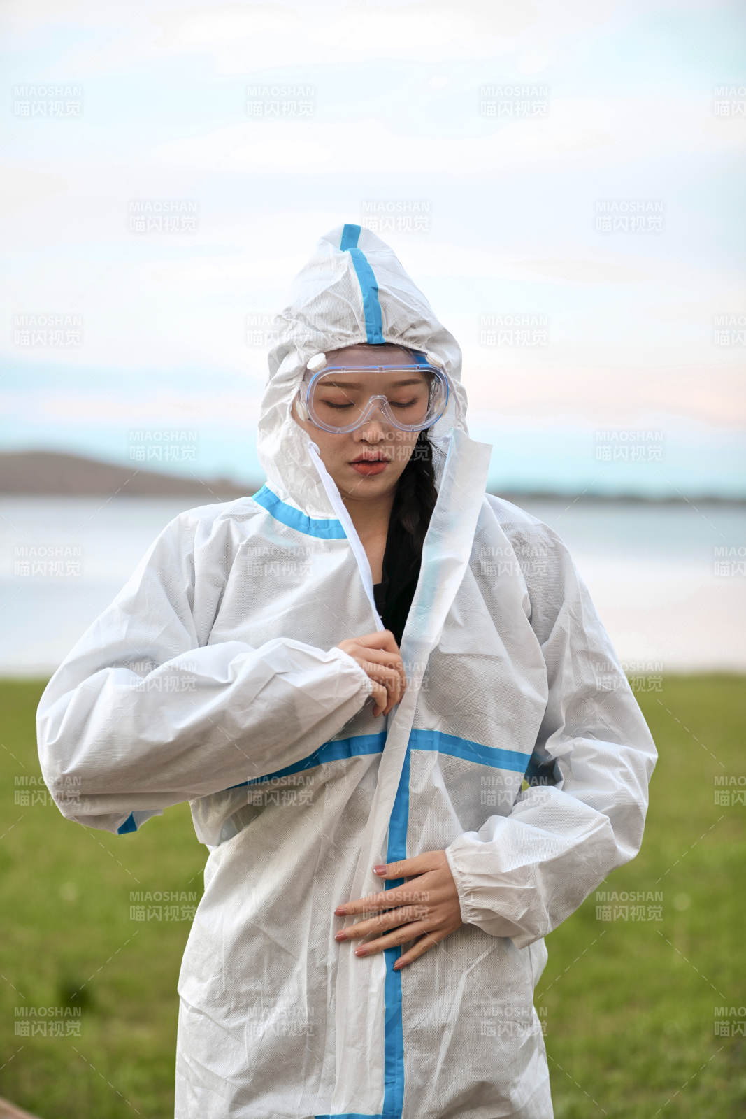 穿白色防護服佩戴護目鏡口罩的女性防護人員