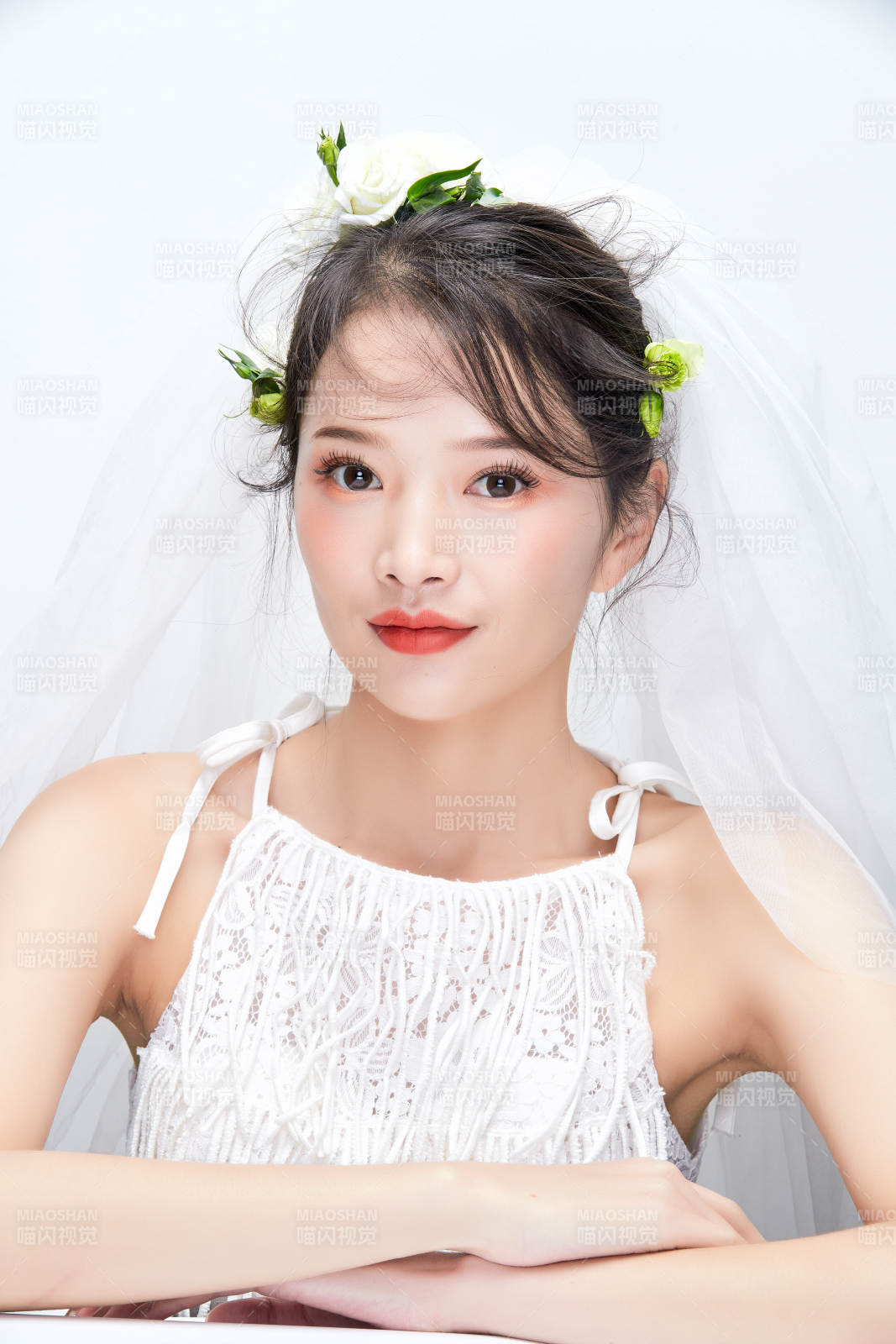 棚拍白色背景下的新娘美妝