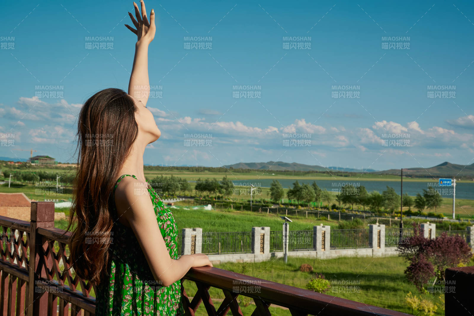 度假區酒店別墅天臺上的美女