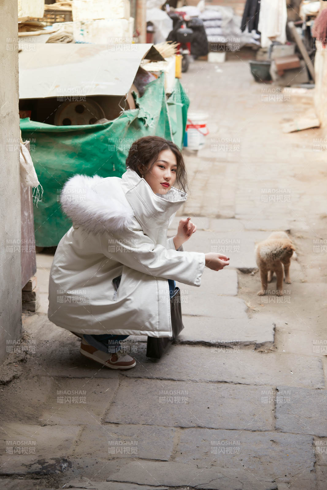 老舊城區里穿著復古港風的美麗清純少女