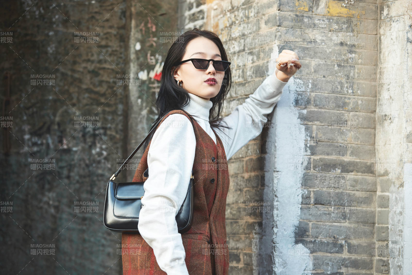 老舊城區里穿著復古港風的美麗清純少女