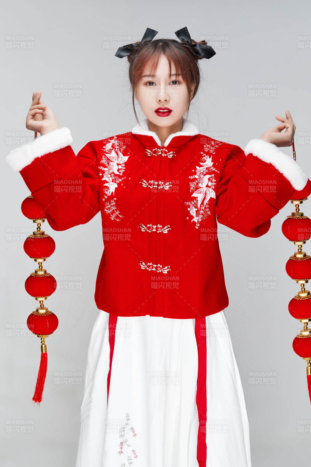 手提紅燈籠身穿喜慶漢服的可愛少女