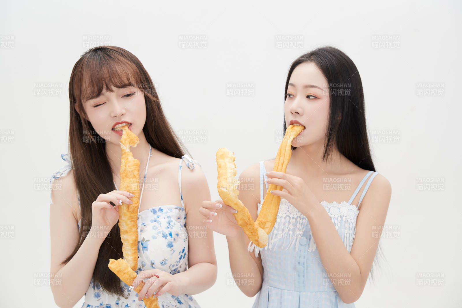 吃油條的亞洲可愛美女閨蜜