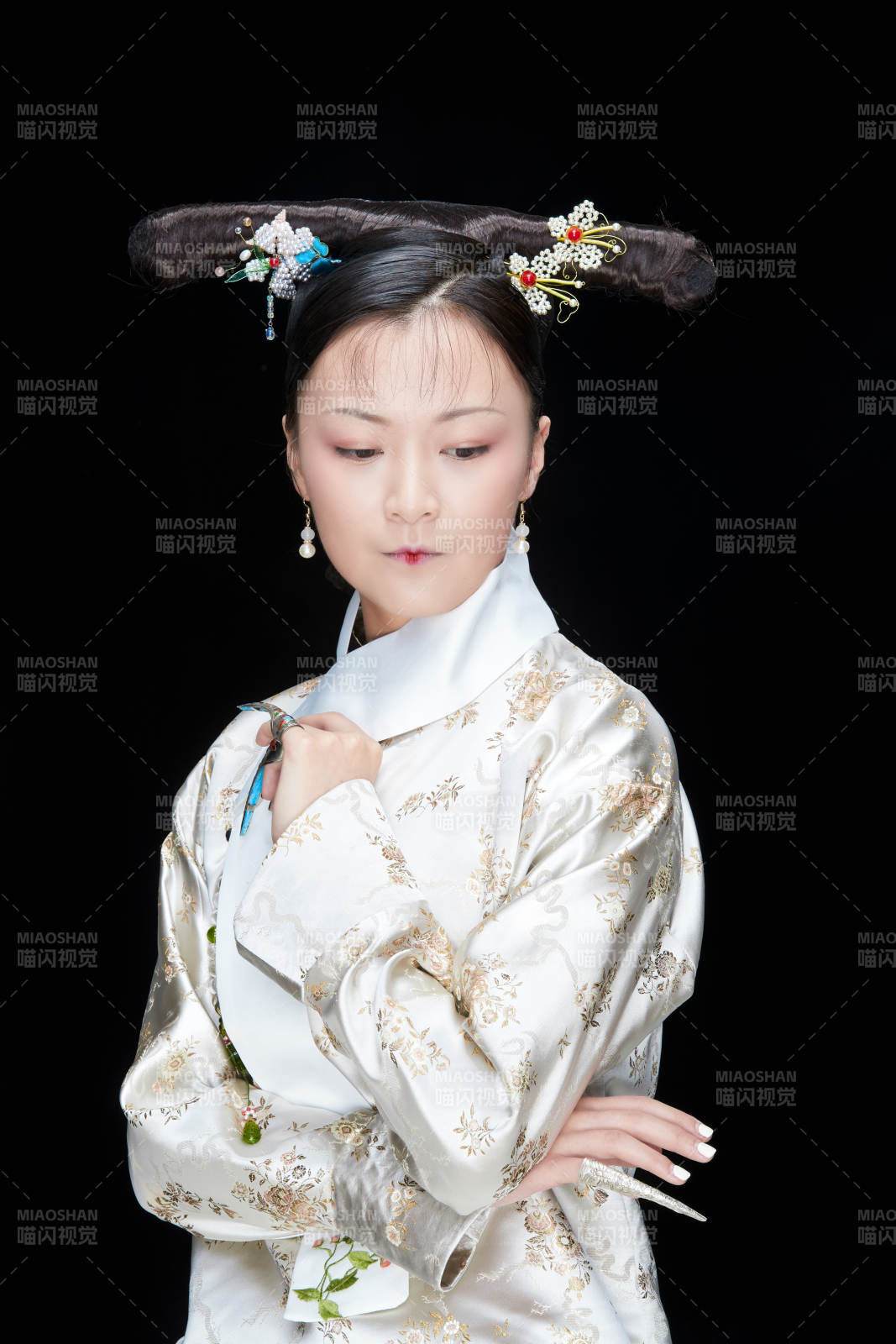 黑色背景下的清代女性古裝造型清朝古裝