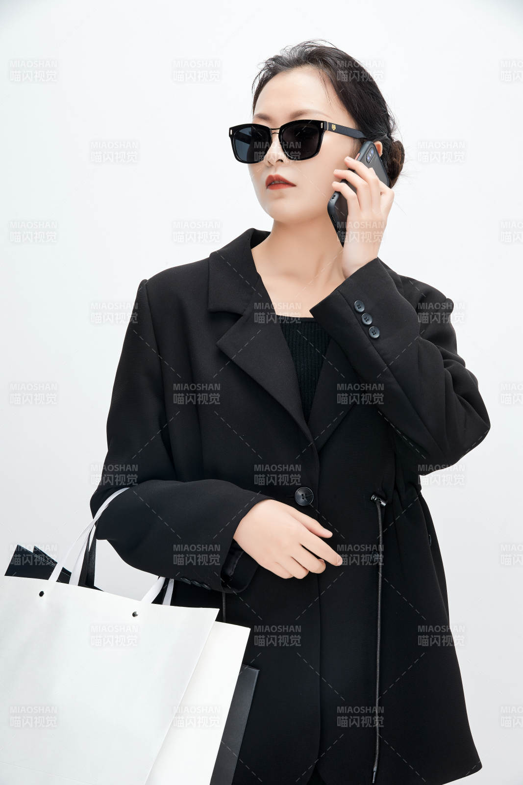 白色背景下手提購物袋時尚美麗的亞洲少女