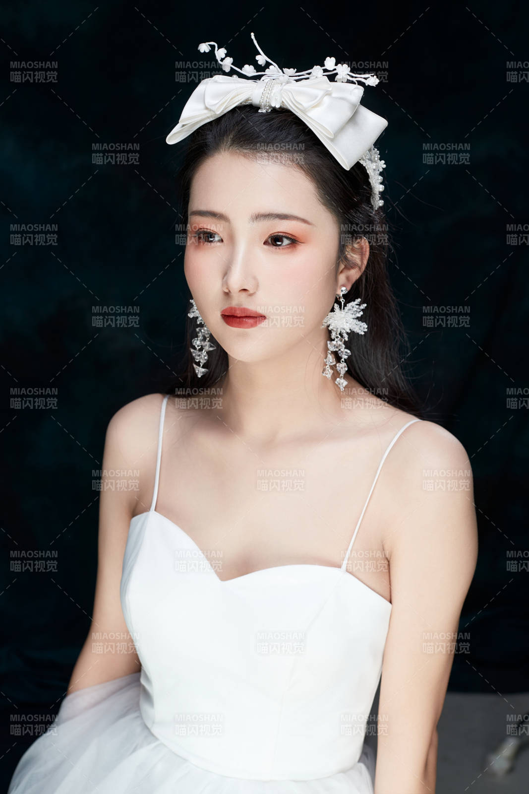 黑色背景下的女性復古婚紗妝面