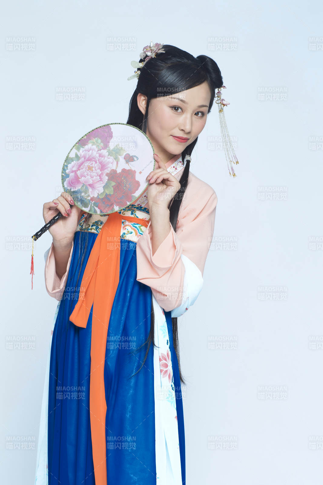 身穿古裝的漢服女性人像漢服影棚拍攝