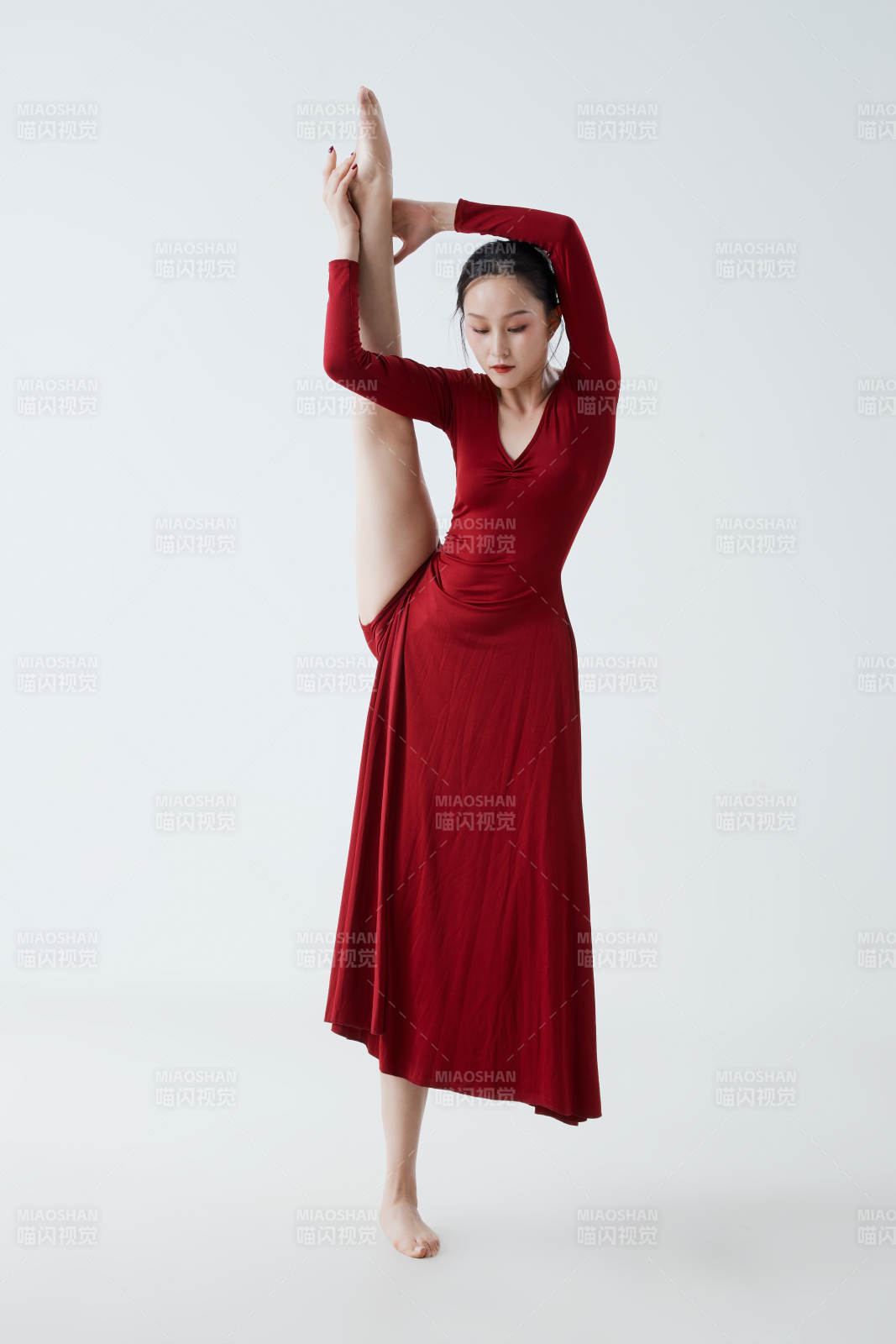 穿著紅色長裙翩翩起舞的少女