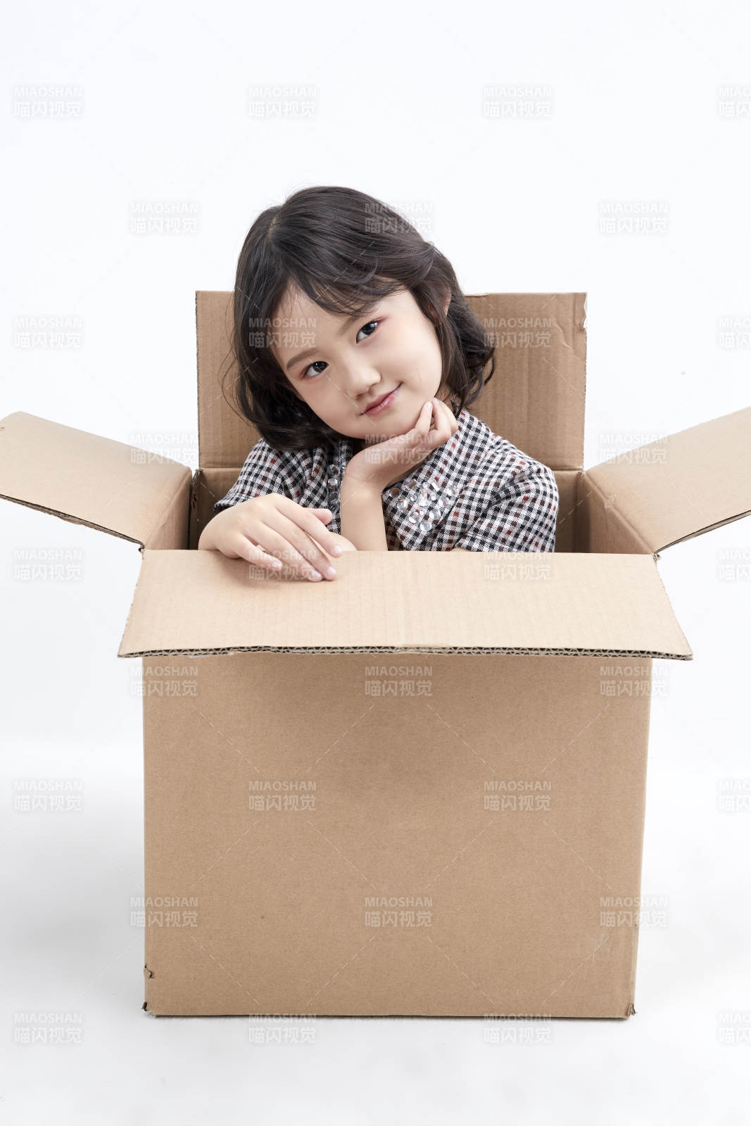 躲在紙箱中玩耍的調(diào)皮可愛亞洲小女孩兒童
