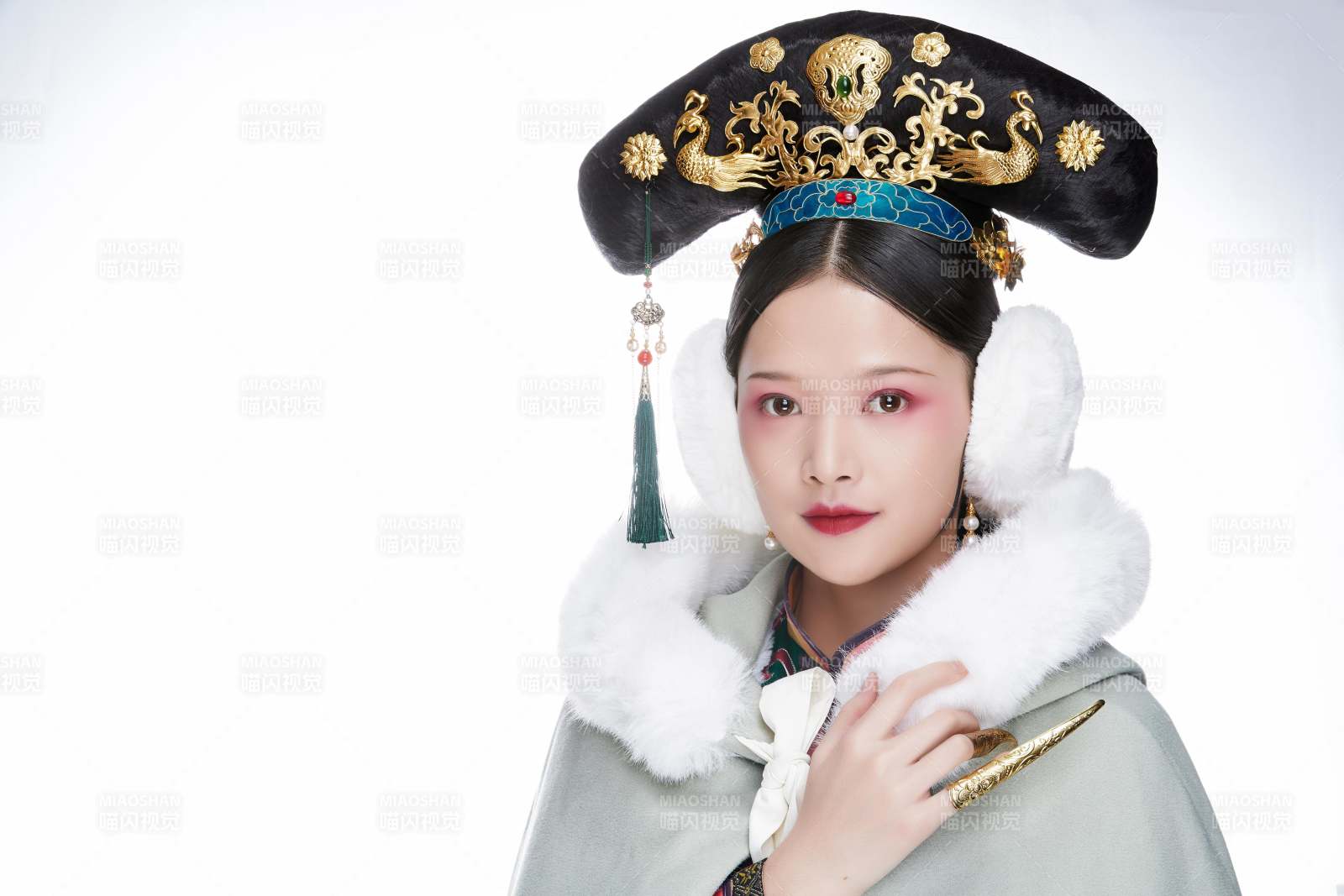 白色背景下的清代女性古裝造型清朝古裝