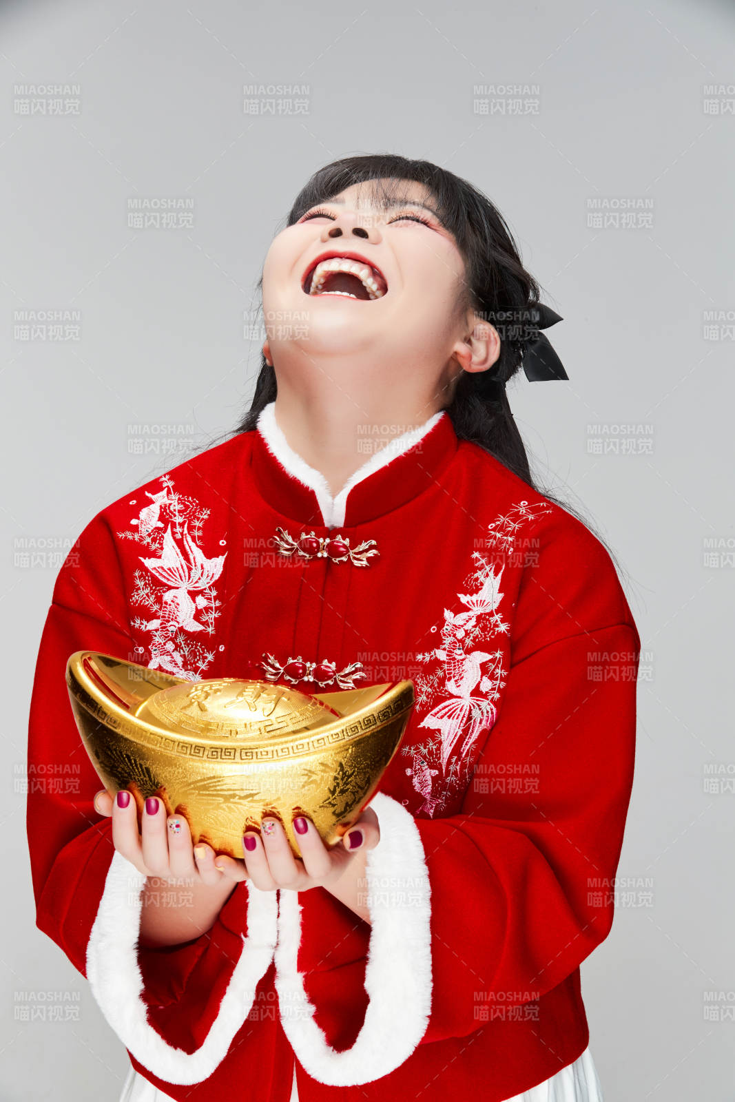 手捧金元寶身穿喜慶漢服的可愛少女