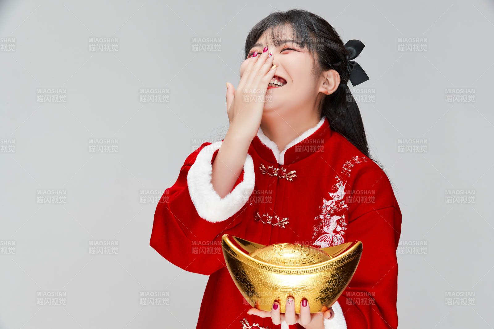 手捧金元寶身穿喜慶漢服的可愛少女