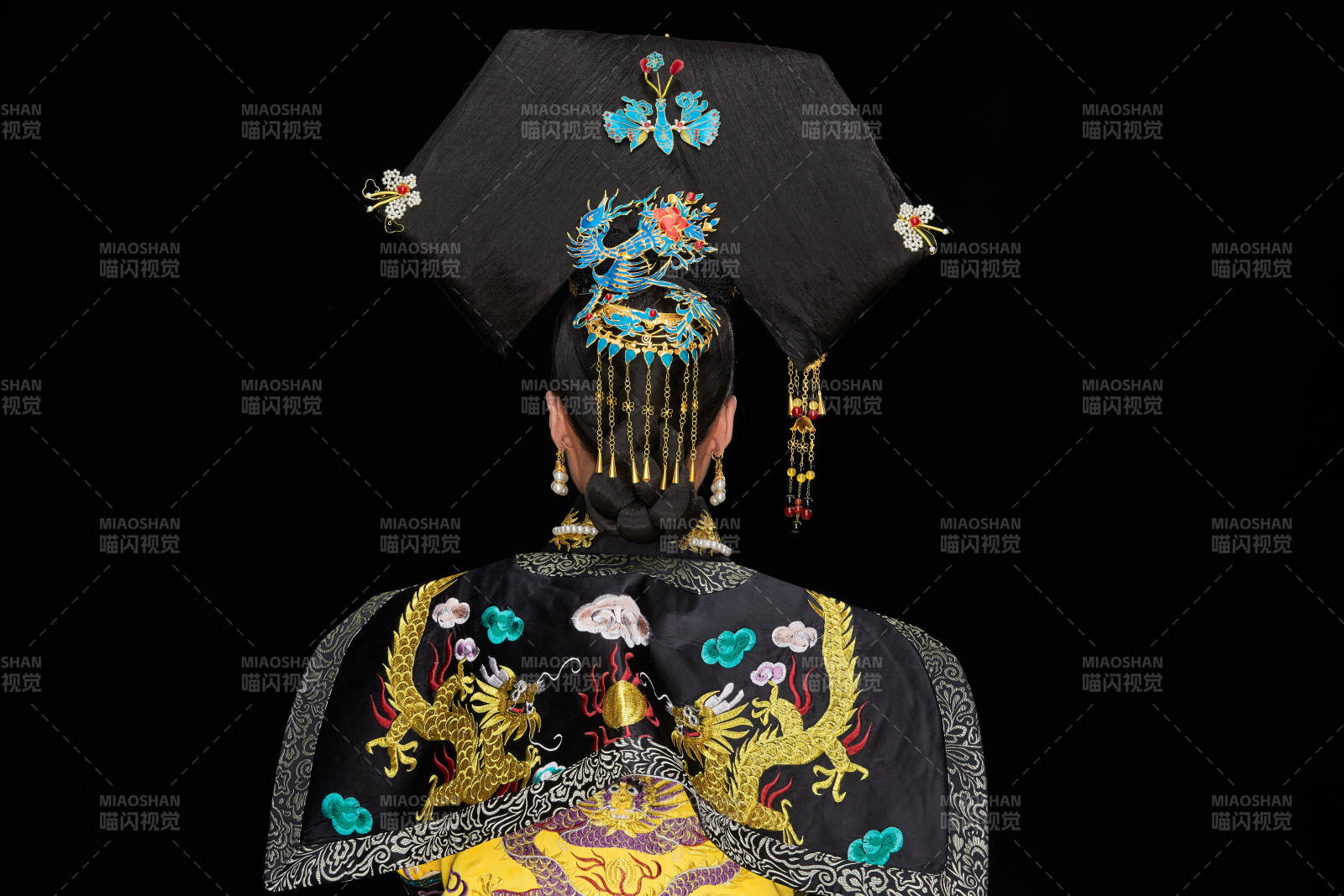 黑色背景下的清代皇后古裝造型清朝古裝