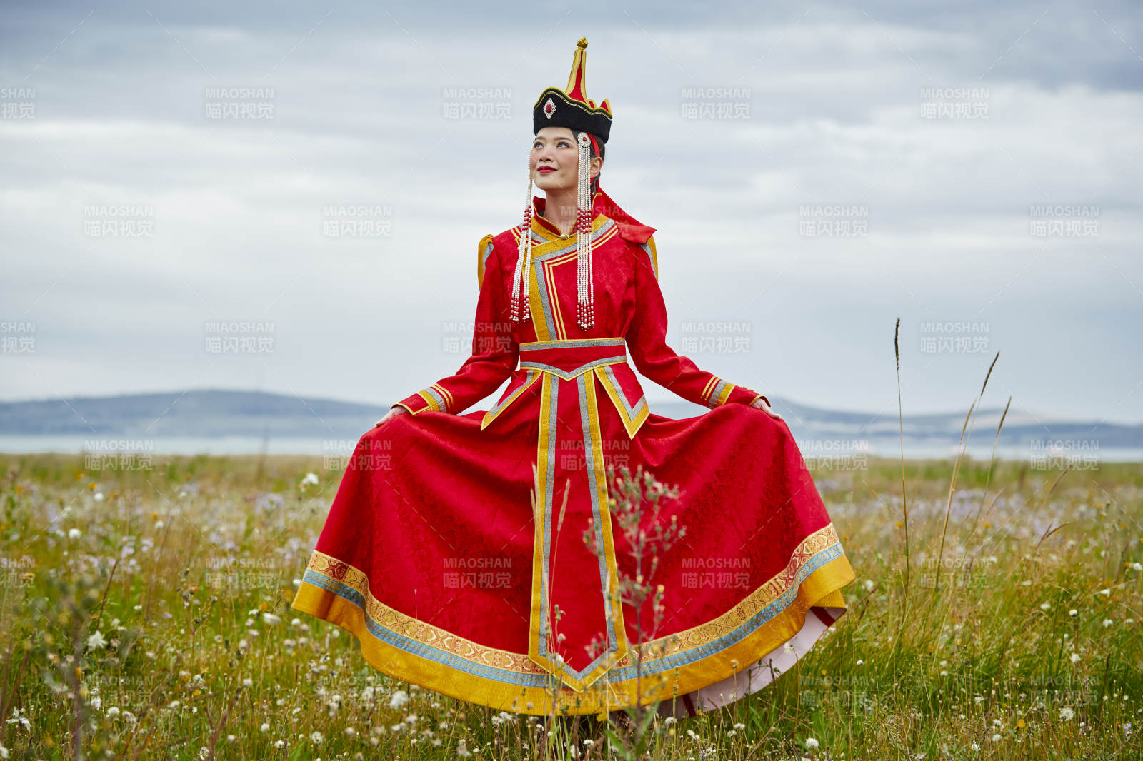 草原上身穿豪華蒙古族服飾的蒙族少女