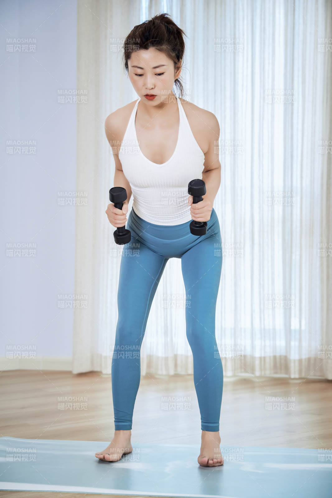 做瑜伽動作的亞洲年輕女性