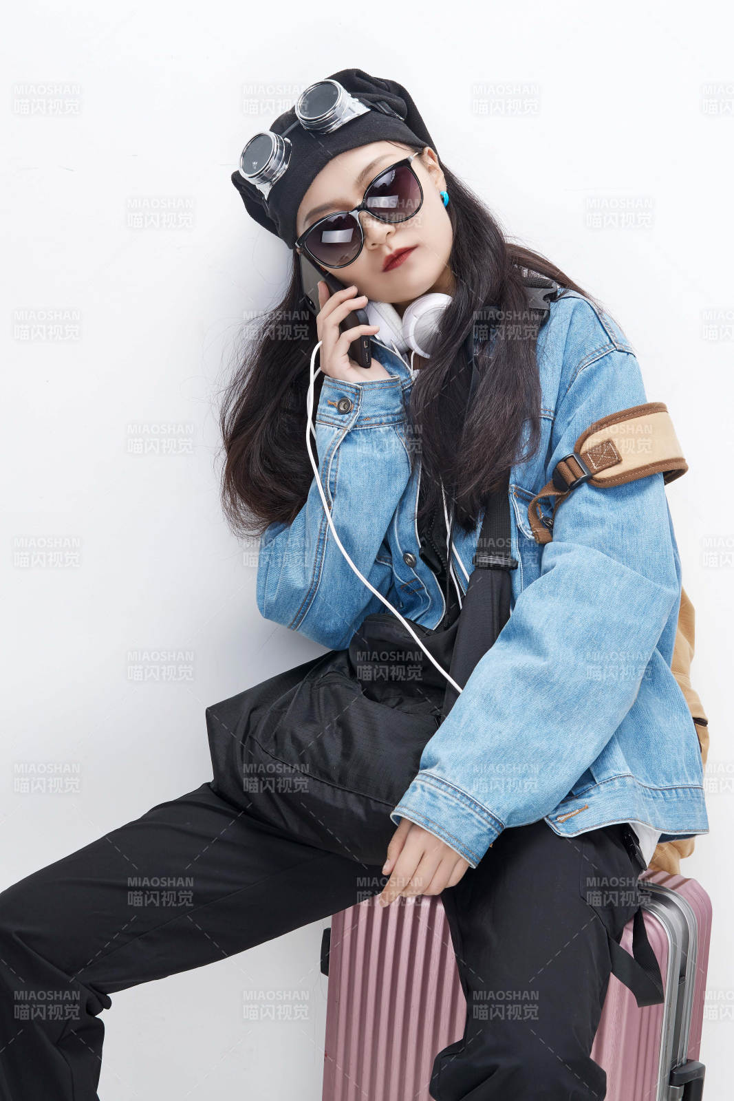 手里拿著手機準備出發的美麗東方女孩