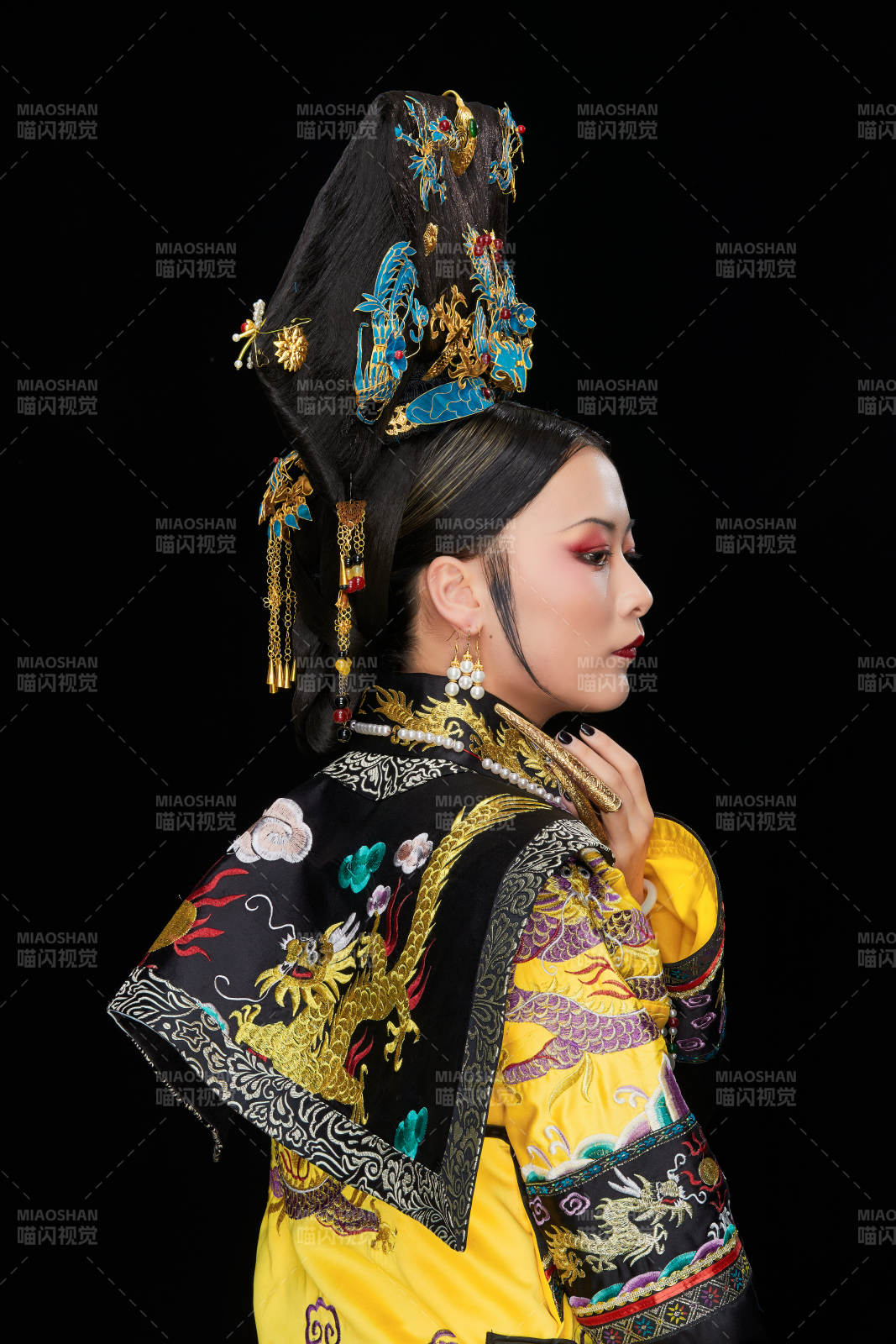 黑色背景下的清代皇后古裝造型清朝古裝