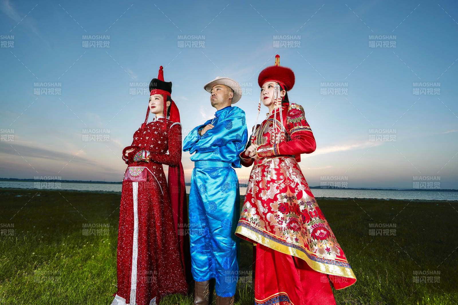 草原上穿著蒙古族傳統(tǒng)服飾的人像群像