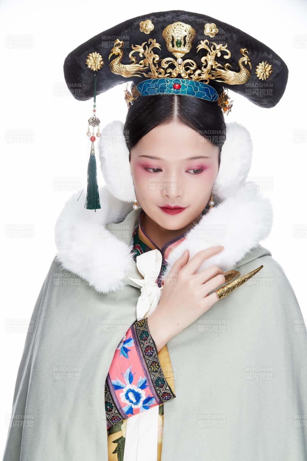 白色背景下的清代女性古裝造型清朝古裝