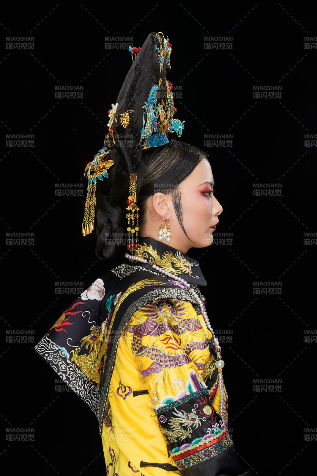 黑色背景下的清代皇后古裝造型清朝古裝