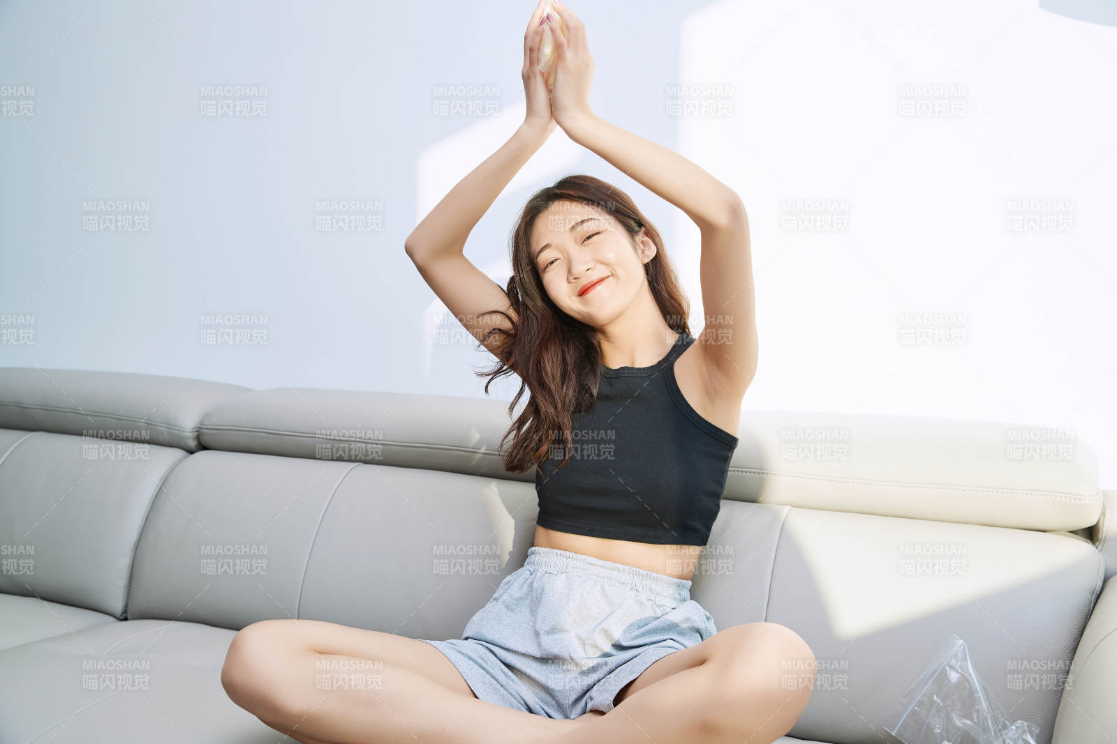 在家在沙發(fā)上享受美食的亞洲少女