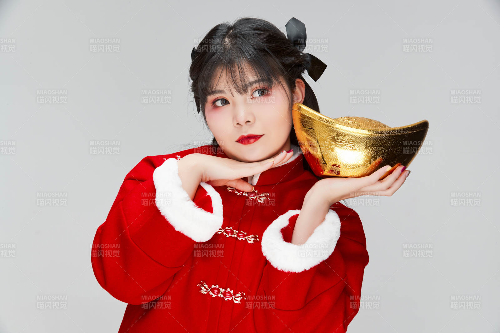 手捧金元寶身穿喜慶漢服的可愛少女