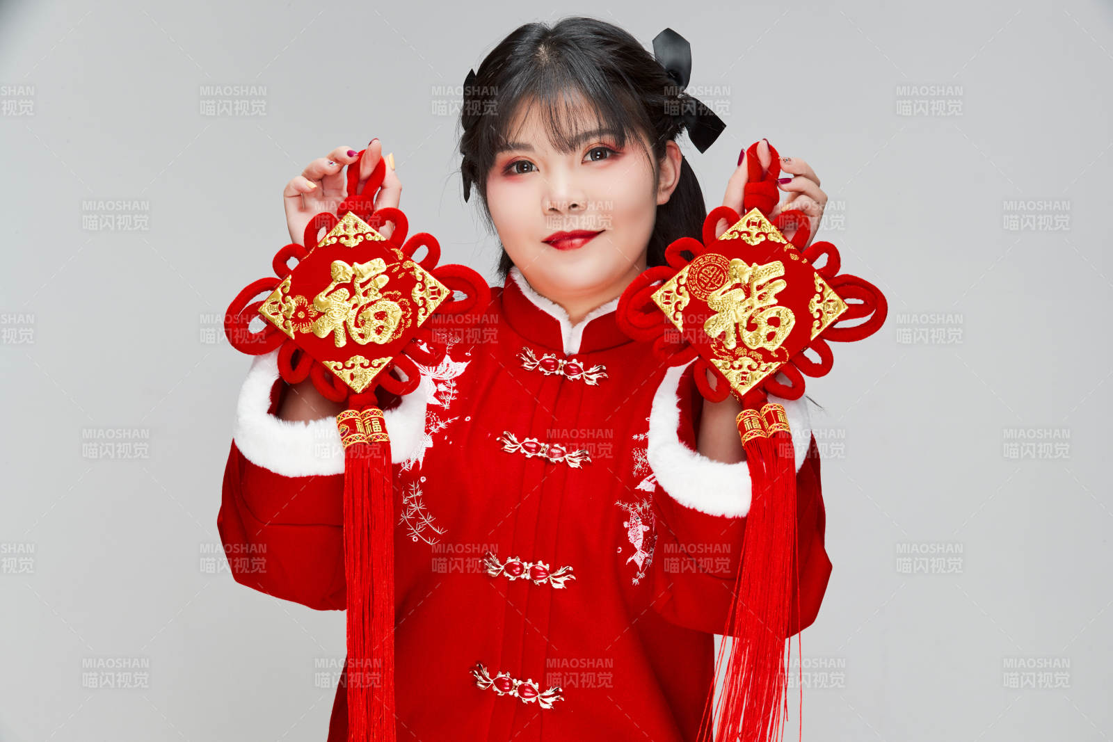 手拿福字身穿喜慶漢服的可愛少女