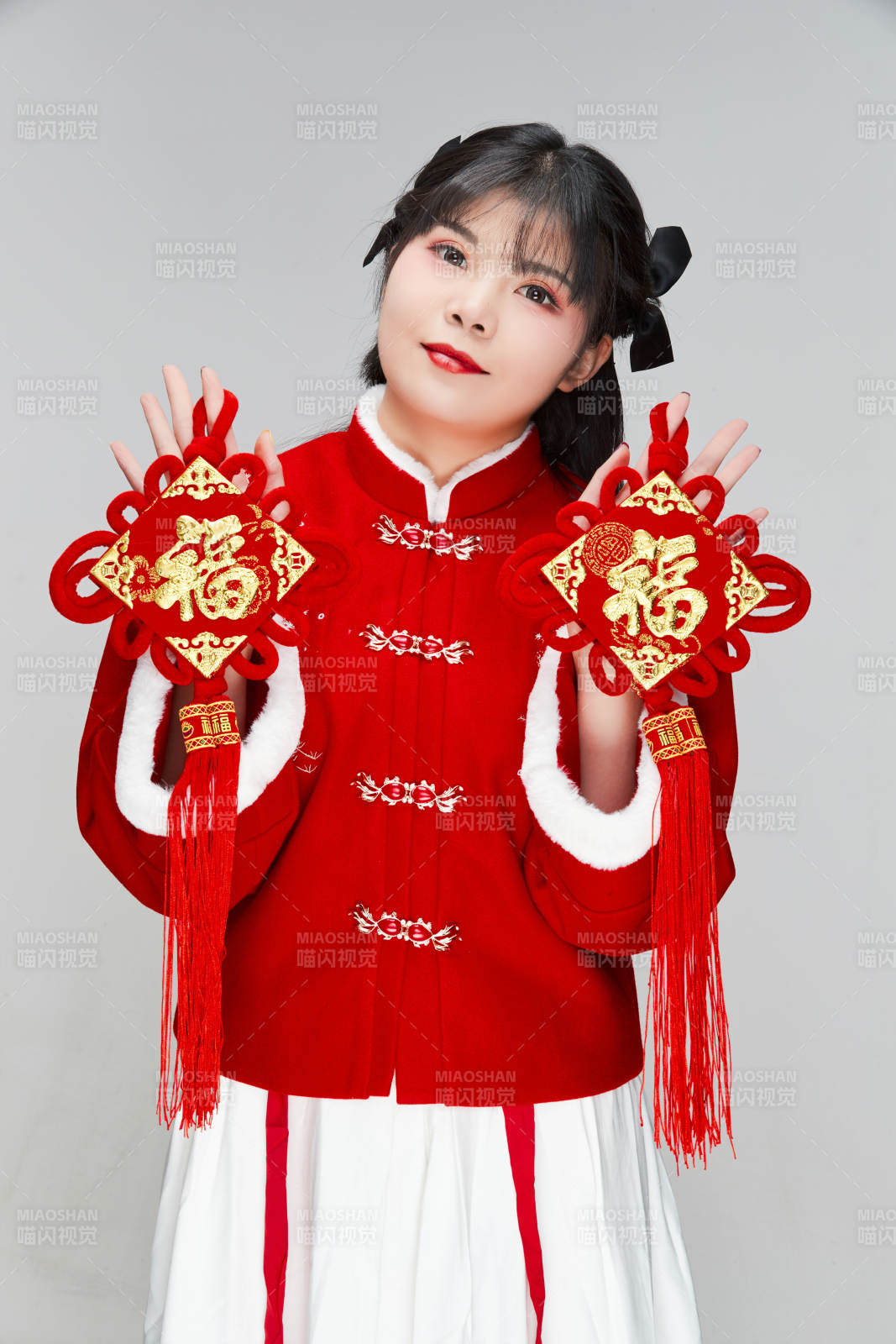 手拿福字身穿喜慶漢服的可愛少女