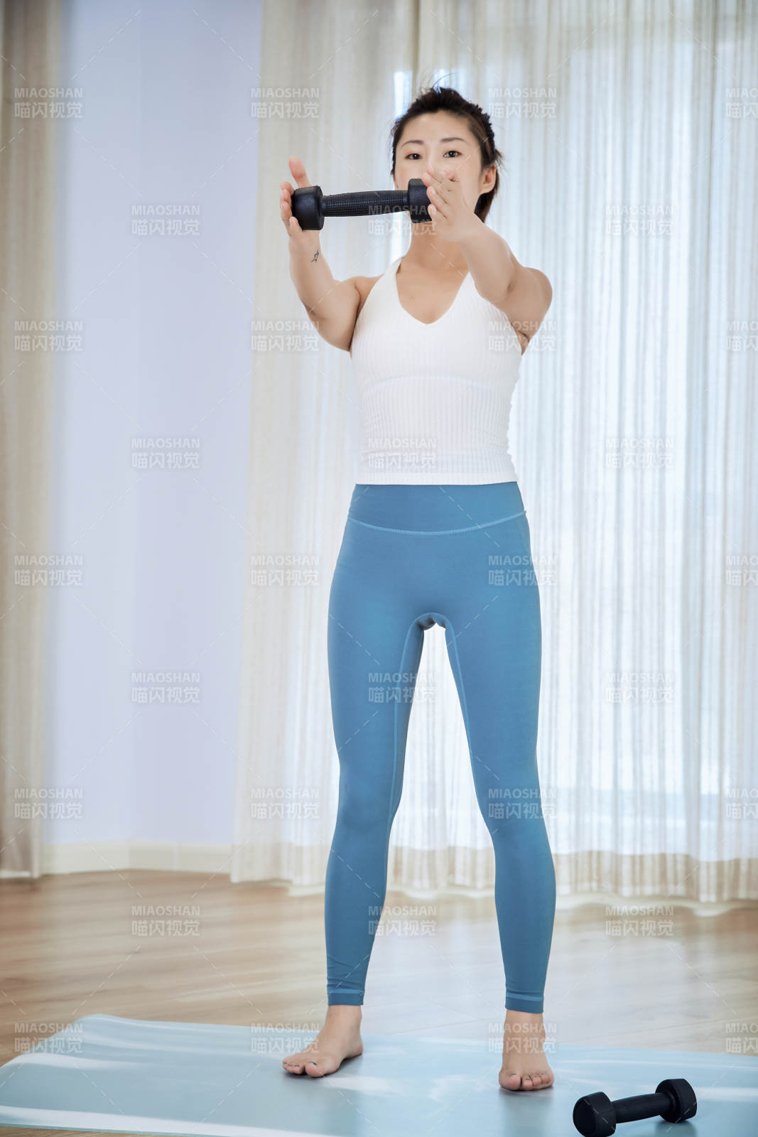 做瑜伽動作的亞洲年輕女性